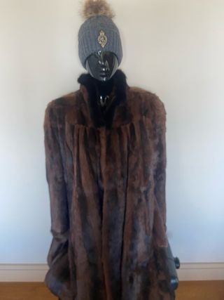Abrigo piel lomos conejo marrón.