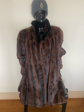 Abrigo piel lomos conejo marrón.