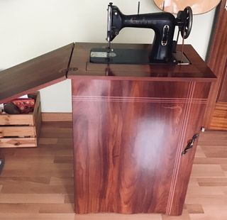 Máquina de coser Corona con accesorios