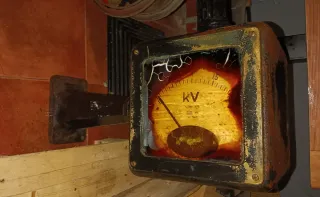 Antiguo Voltímetro KV subestación Doble Cara