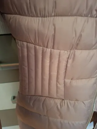 Plumífero rosa con capucha y pelo