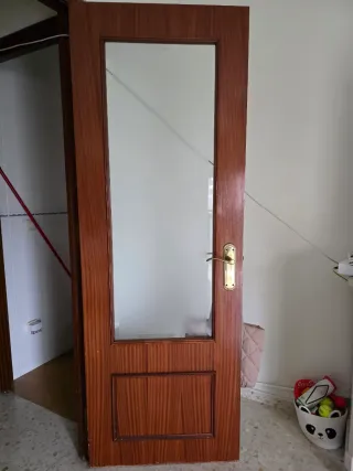 Puerta de madera con cristal