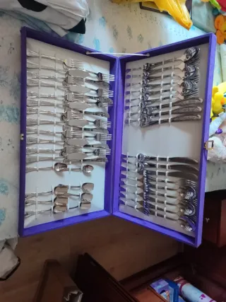 Cubertería de metal plateada y morada