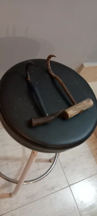 2 ganchos antiguos de madera y metal