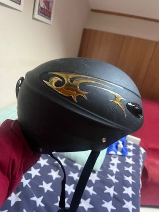 Casco de esquí negro con diseño dorado