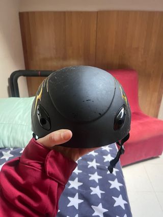 Casco de esquí negro con diseño dorado