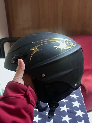 Casco de esquí negro con diseño dorado