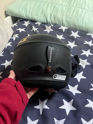 Casco de esquí negro con diseño dorado