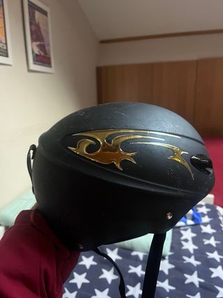 Casco de esquí negro con diseño dorado