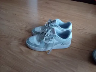 Zapatillas grises y blancas