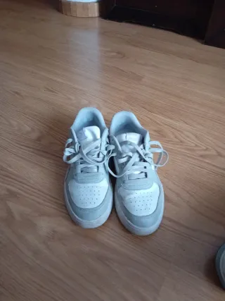 Zapatillas grises y blancas