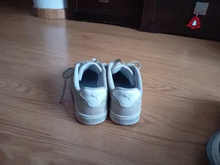 Zapatillas grises y blancas