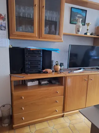 Mueble vitrina de madera