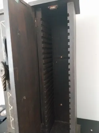 Porta CD in legno intagliato