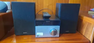 Equipo de música Sony negro y plateado