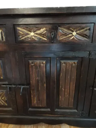 Mueble de madera oscuro con detalles dorados