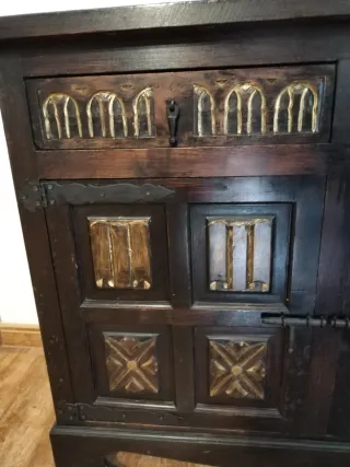 Mueble de madera oscuro con detalles dorados