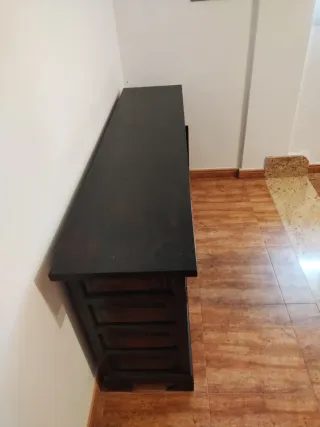 Mueble de madera oscuro con detalles dorados
