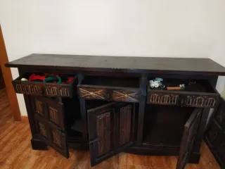 Mueble de madera oscuro con detalles dorados
