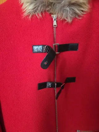 Chaquetón rojo con capucha y pelo