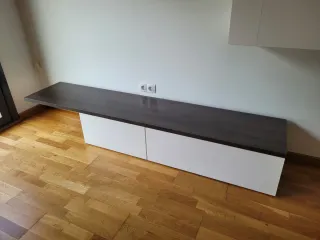 Mueble de comedor blanco y madera