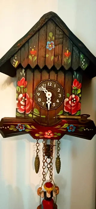 Orologio a cucù in legno dipinto
