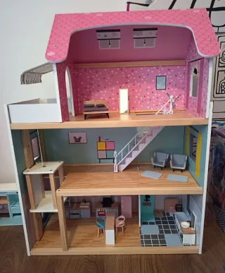 Casa de muñecas de madera.