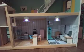 Casa de muñecas de madera.