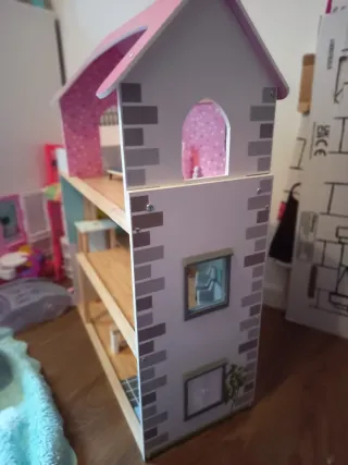 Casa de muñecas de madera.