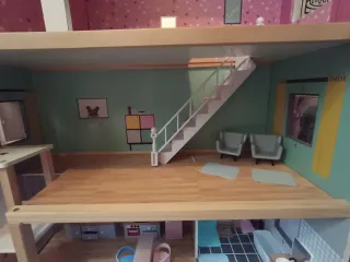 Casa de muñecas de madera.