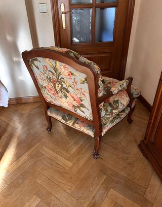 Sillón de salón con estampado floral