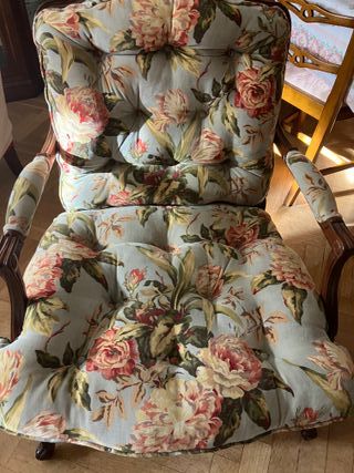 Sillón de salón con estampado floral