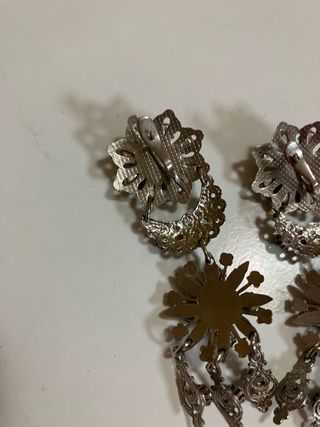 Pendientes colgantes con pedrería verde