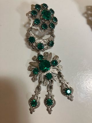 Pendientes colgantes con pedrería verde