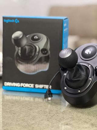 Volante G29 con pedales y cambio