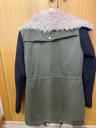 Abrigo forrado caqui mangas negras