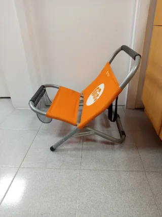 Silla plegable naranja y plateada