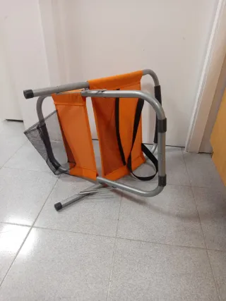 Silla plegable naranja y plateada