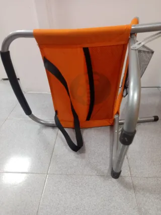 Silla plegable naranja y plateada