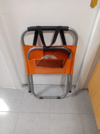 Silla plegable naranja y plateada