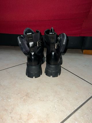 Anfibi neri con zip e taschino