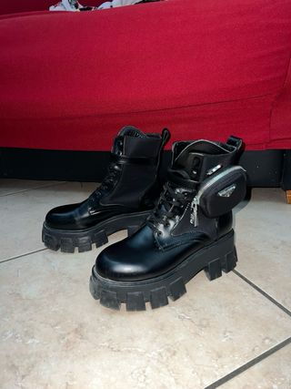 Anfibi neri con zip e taschino