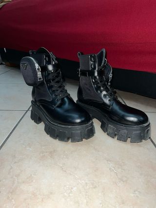 Anfibi neri con zip e taschino