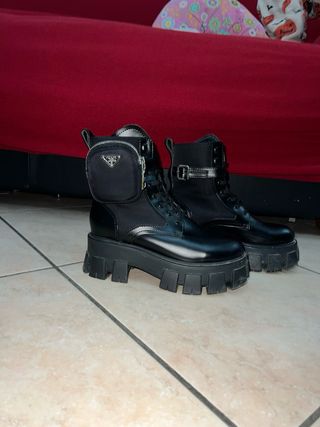 Anfibi neri con zip e taschino