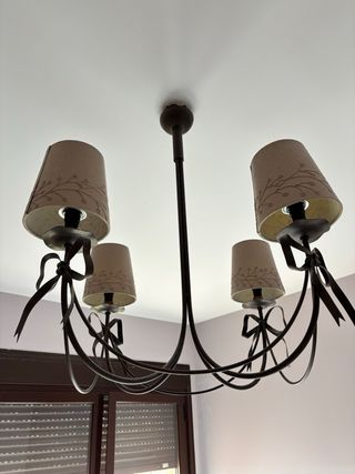 Elegante lámpara de forja con pantallas.