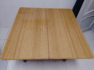 Mesa de madera plegable con 2 taburetes