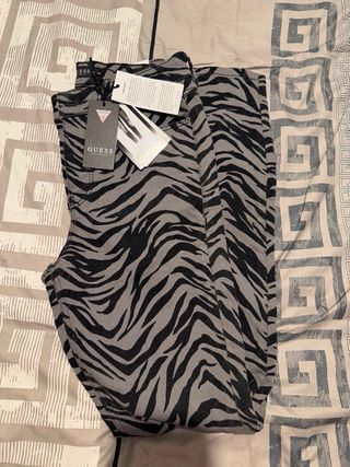 Pantalones Guess Animal Print Gris y Negro