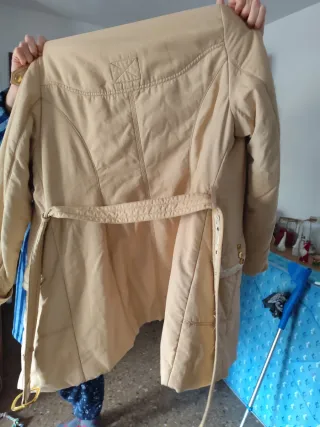 Chaqueta beige con cinturón