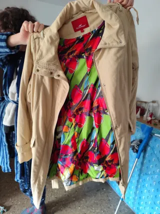 Chaqueta beige con cinturón