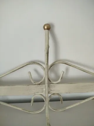Perchero de pared de forja.
